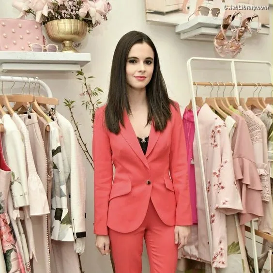 Vanessa Marano photo 5 of 1085