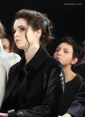 Vanessa Marano photo 6 of 1085