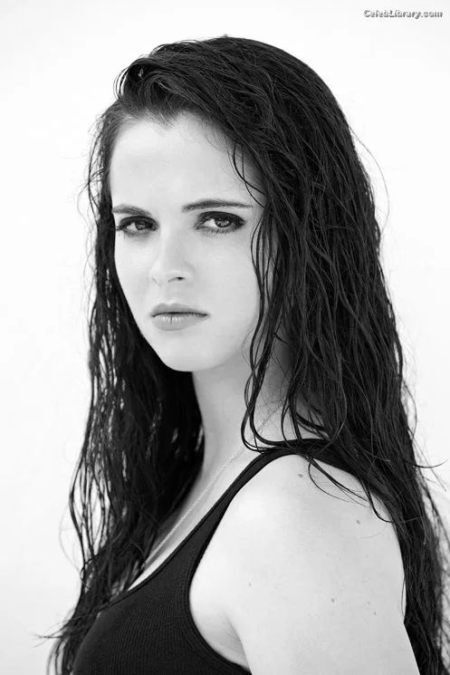 Vanessa Marano photo 12 of 1085