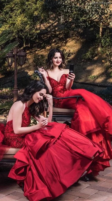Vanessa Marano photo 4 of 1085