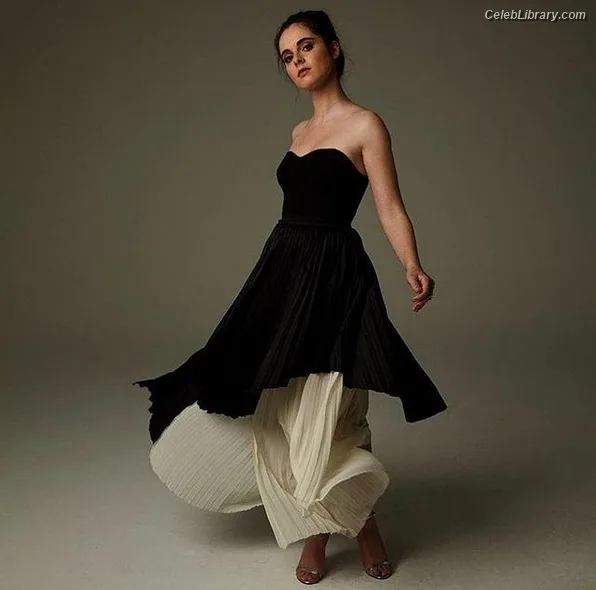 Vanessa Marano photo 7 of 1085