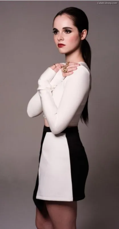 Vanessa Marano photo 9 of 1085