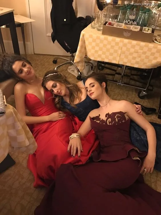 Vanessa Marano photo 10 of 1085