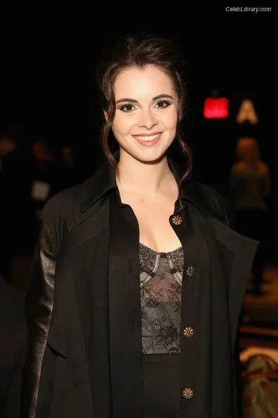 Vanessa Marano photo 9 of 1085