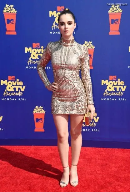 Vanessa Marano photo 10 of 1085