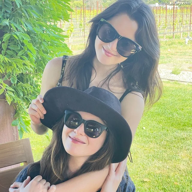 Vanessa Marano photo 5 of 1085