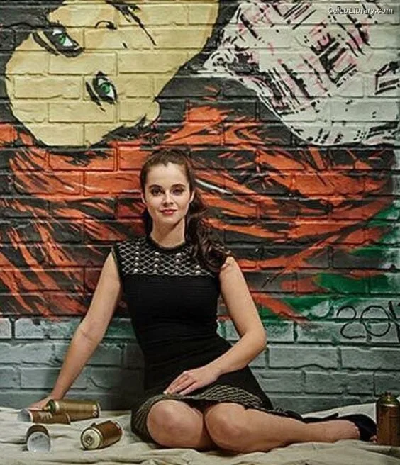 Vanessa Marano photo 16 of 1085