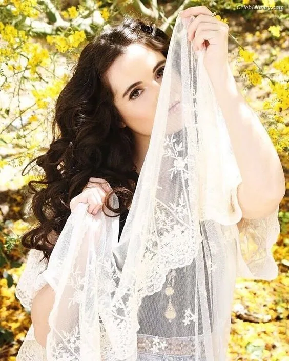 Vanessa Marano photo 23 of 1085