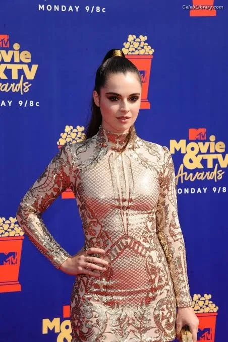 Vanessa Marano photo 2 of 1085