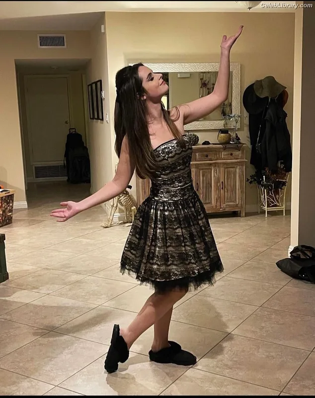 Vanessa Marano photo 3 of 1085
