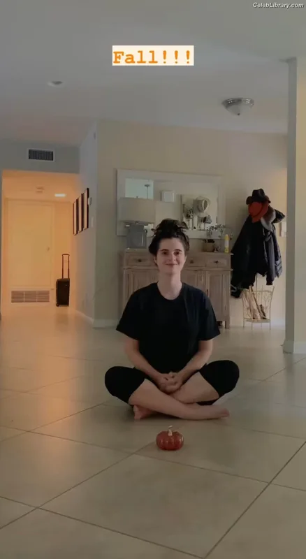 Vanessa Marano photo 4 of 1085
