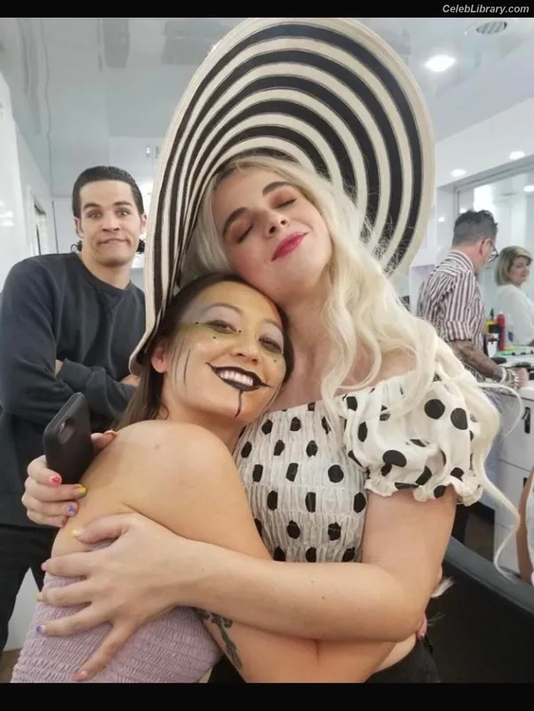 Vanessa Marano photo 14 of 1085