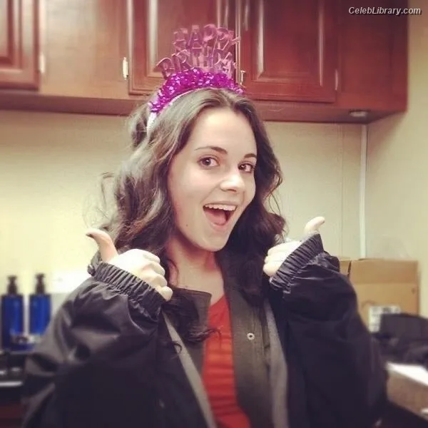 Vanessa Marano photo 2 of 1085