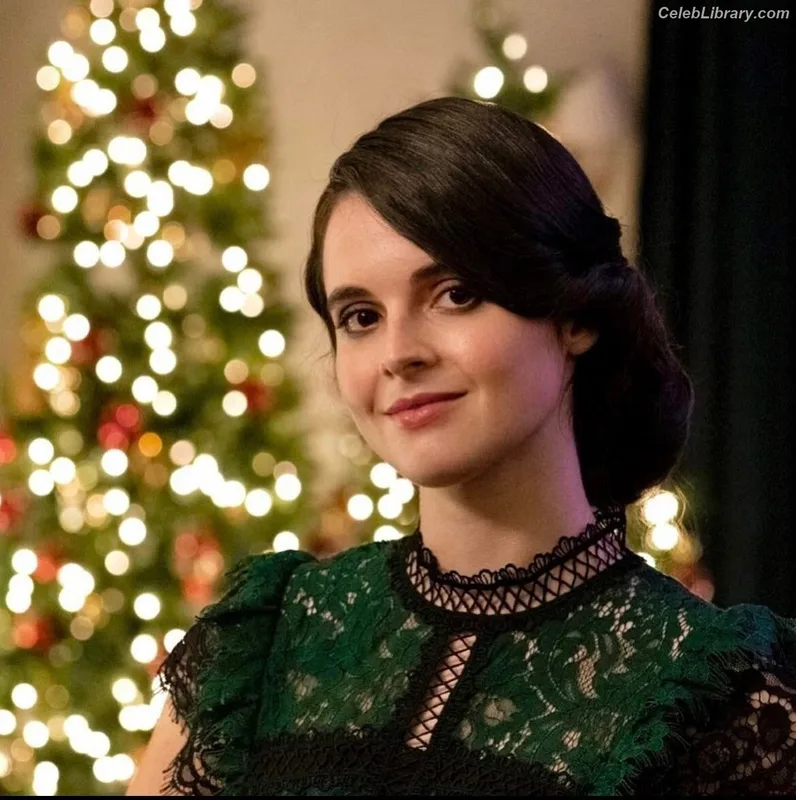 Vanessa Marano photo 4 of 1085