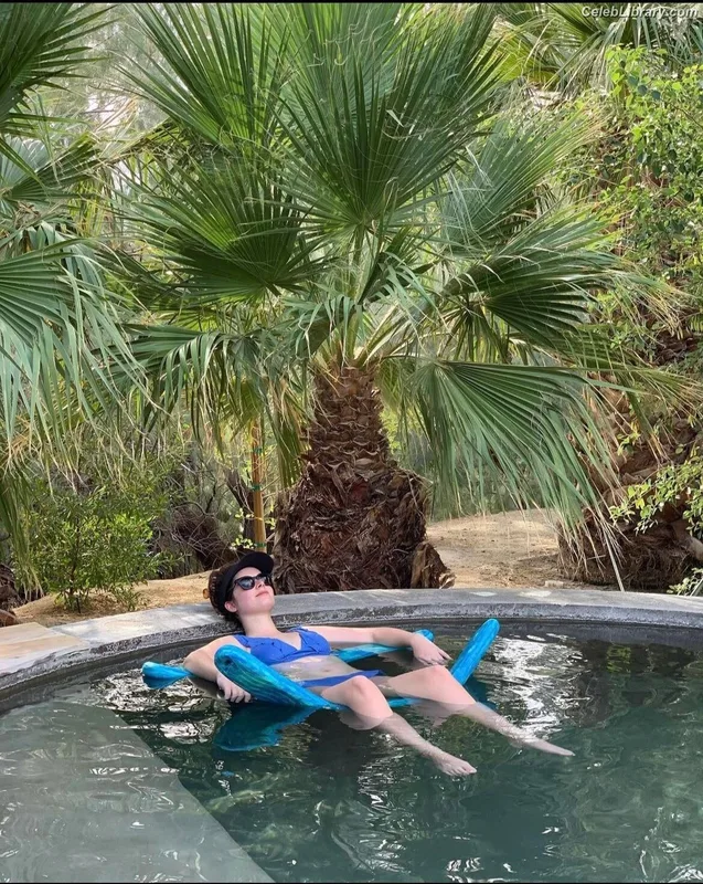 Vanessa Marano photo 5 of 1085