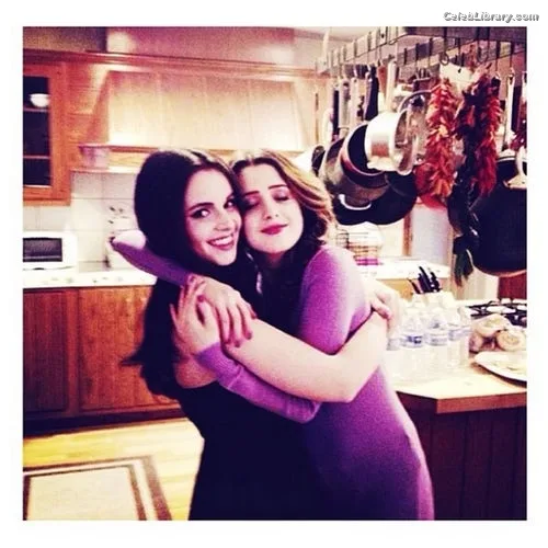 Vanessa Marano photo 6 of 1085
