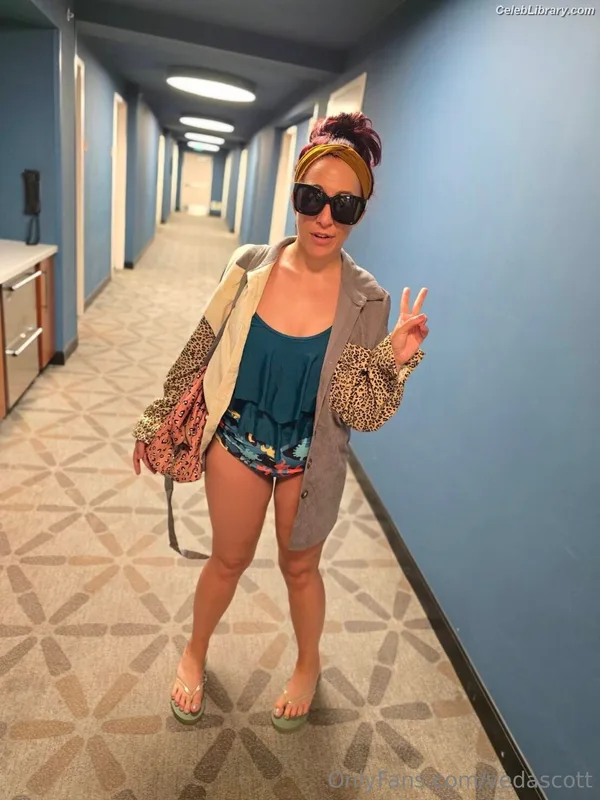 Veda Scott photo 9 of 312