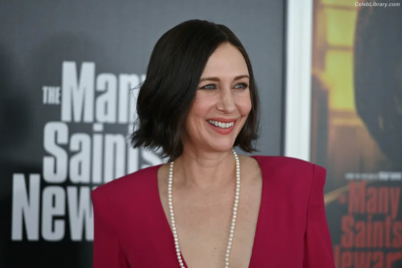 Vera Farmiga photo 11 of 12
