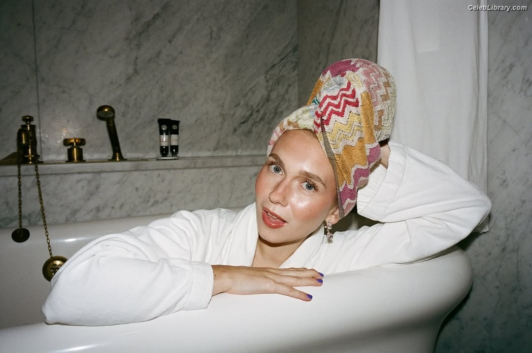 Veronika Slowikowska photo 11 of 201