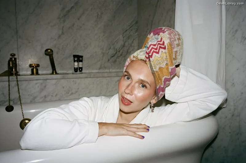 Veronika Slowikowska photo 11 of 201