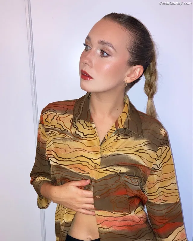 Veronika Slowikowska photo 1 of 201