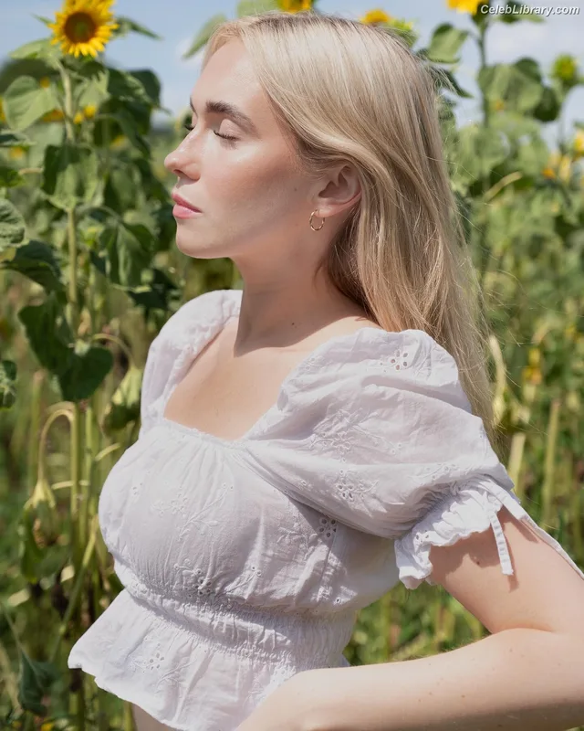Veronika Slowikowska photo 5 of 201