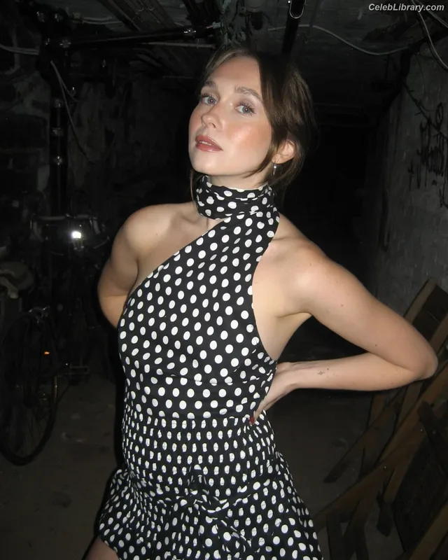 Veronika Slowikowska photo 8 of 201