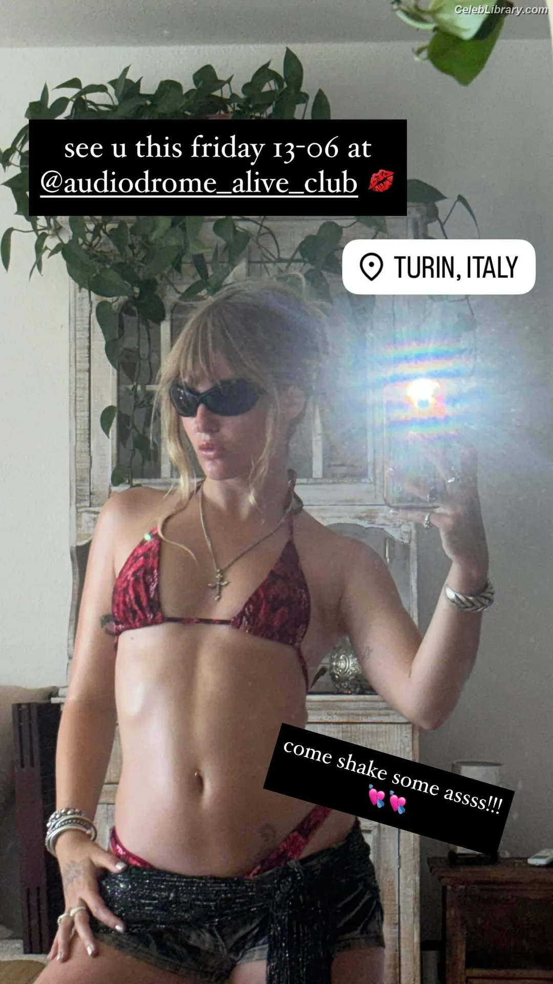 Victoria De Angelis photo 16 of 912