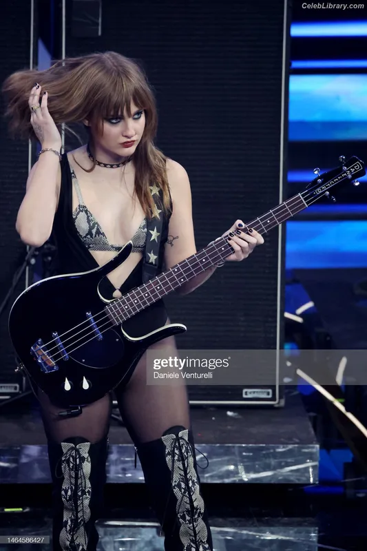 Victoria De Angelis photo 1 of 911