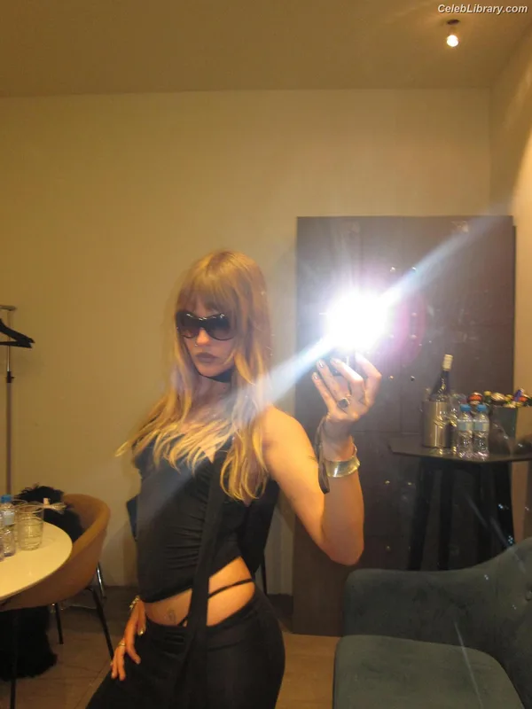 Victoria De Angelis photo 8 of 911
