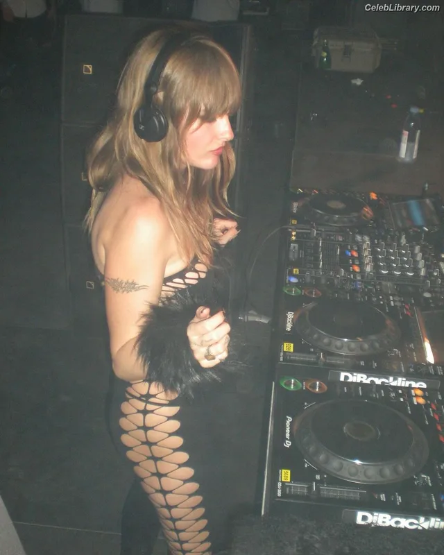 Victoria De Angelis photo 7 of 911