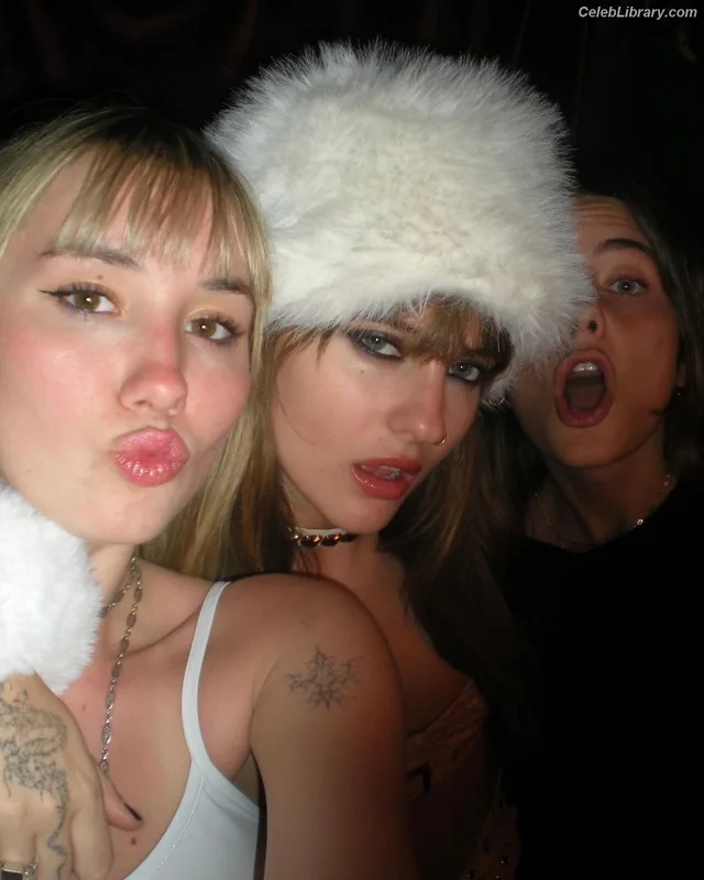 Victoria De Angelis photo 12 of 911