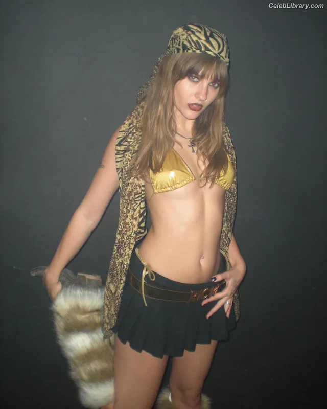 Victoria De Angelis photo 23 of 911