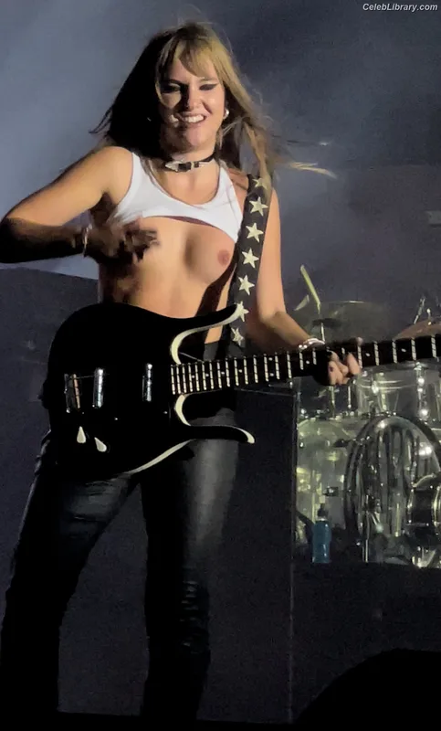 Victoria De Angelis photo 16 of 911