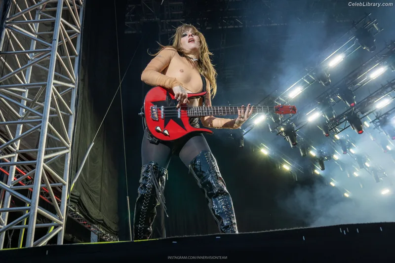 Victoria De Angelis photo 20 of 911