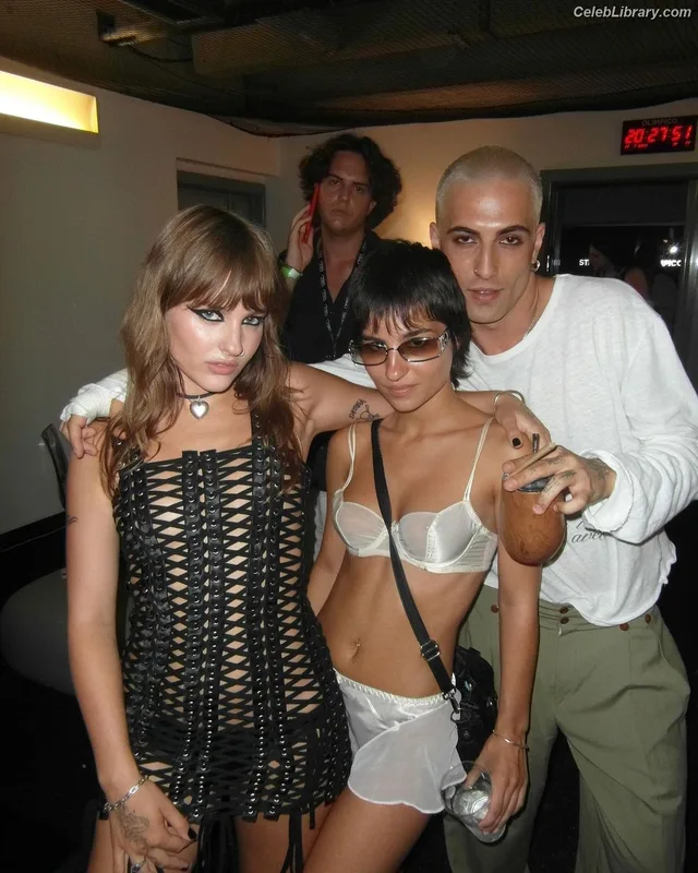 Victoria De Angelis photo 2 of 911