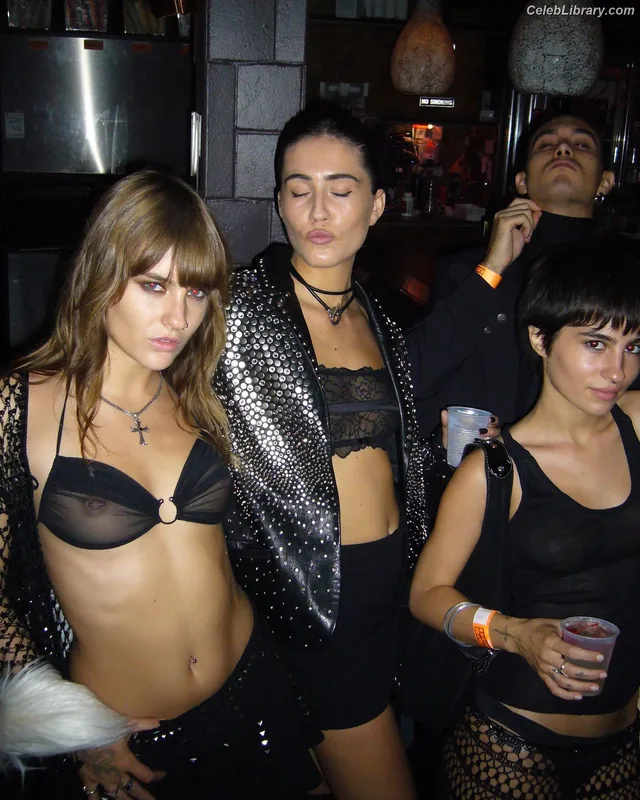Victoria De Angelis photo 11 of 911