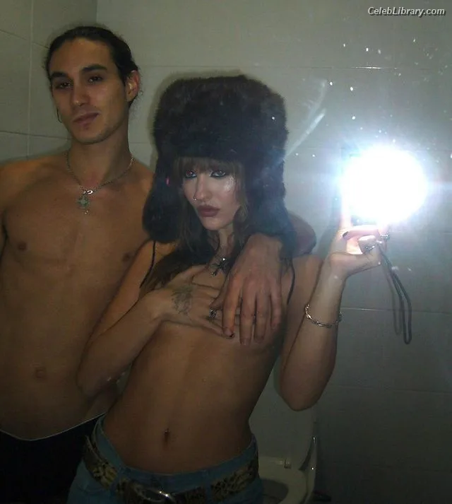 Victoria De Angelis photo 1 of 911