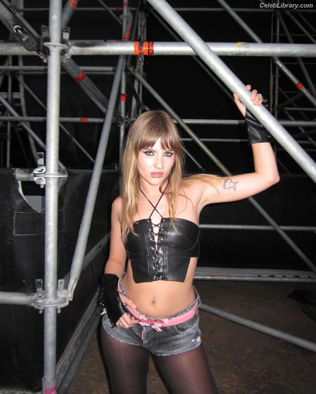 Victoria De Angelis photo 8 of 911
