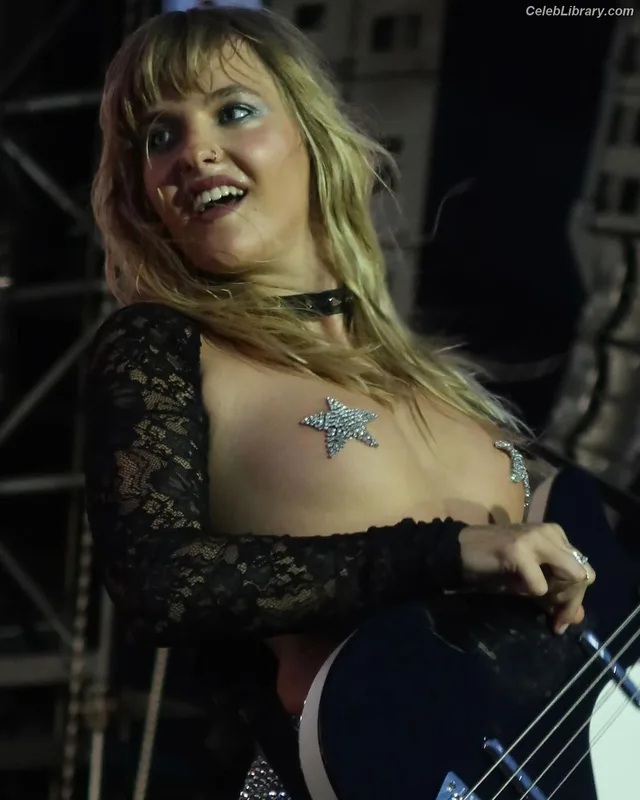 Victoria De Angelis photo 4 of 911