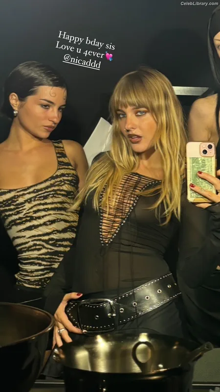 Victoria De Angelis photo 14 of 911