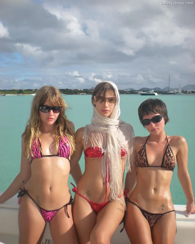 Victoria De Angelis photo 6 of 911