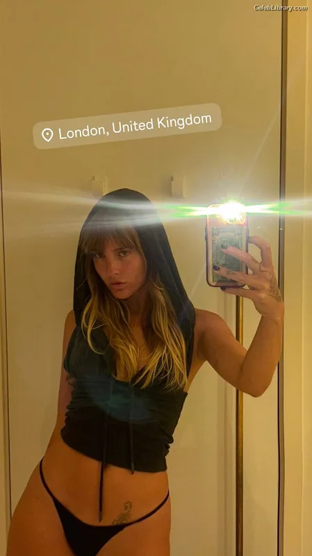 Victoria De Angelis photo 11 of 911