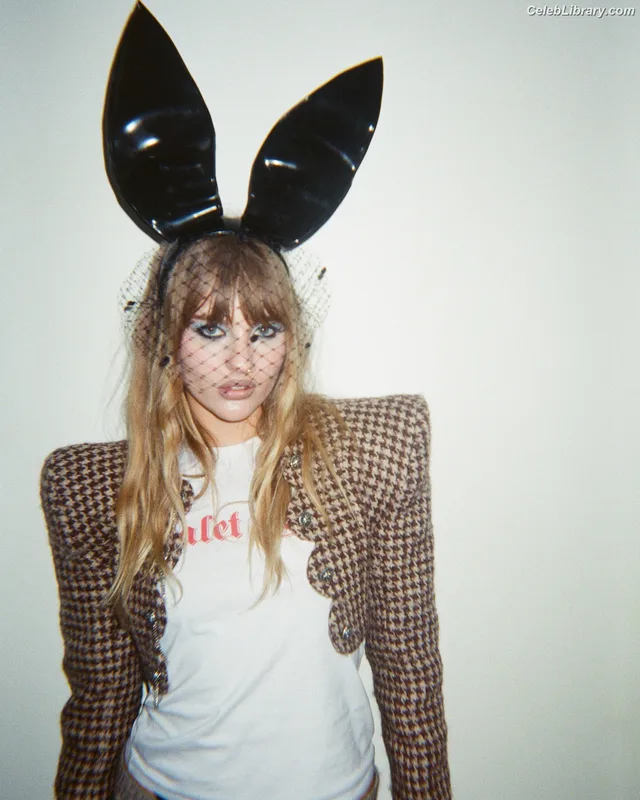 Victoria De Angelis photo 1 of 911