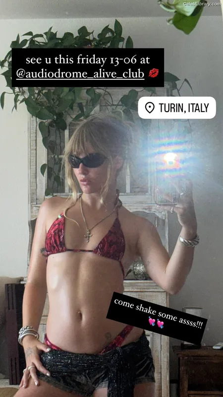 Victoria De Angelis photo 14 of 911