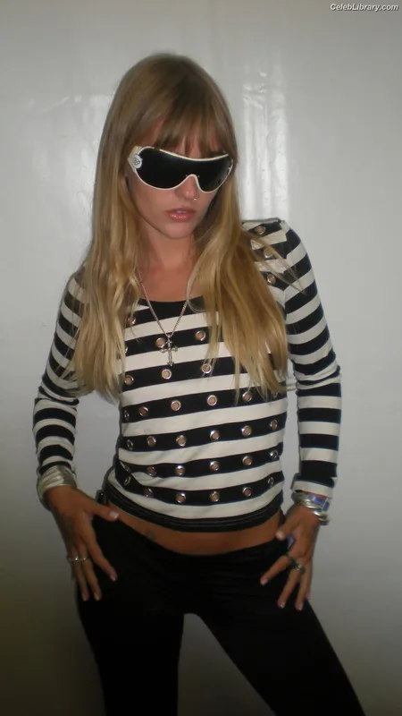 Victoria De Angelis photo 6 of 911