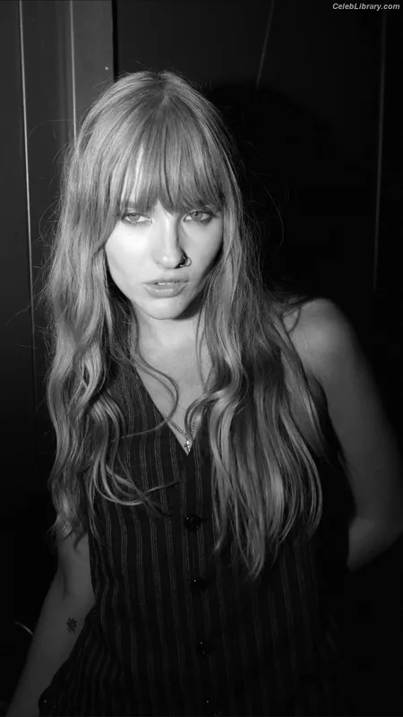 Victoria De Angelis photo 19 of 911