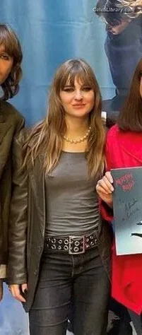 Victoria De Angelis photo 4 of 911