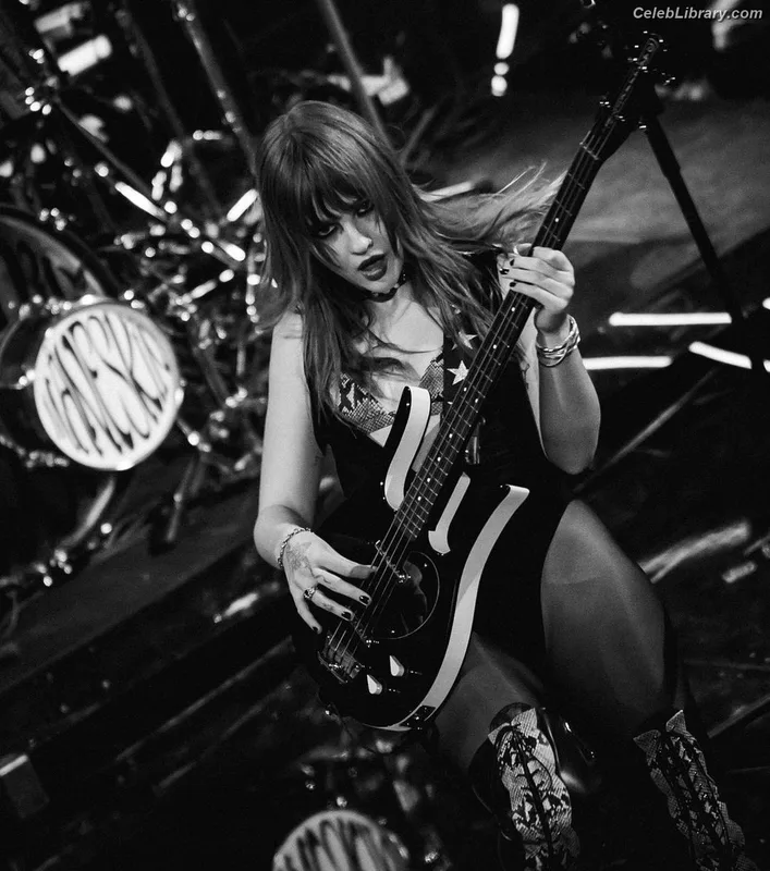 Victoria De Angelis photo 9 of 911