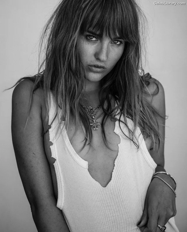 Victoria De Angelis photo 14 of 911